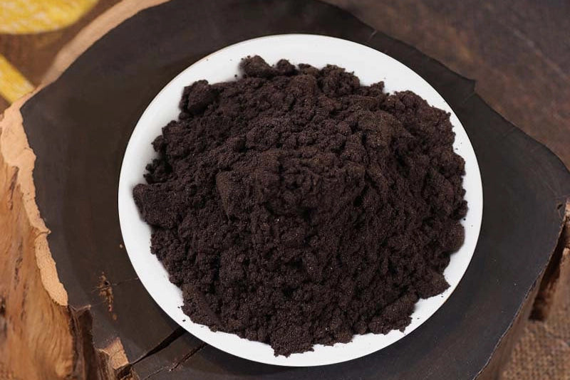 Incense powder offers a creative, customizable ritual, while incense sticks provide a simple and convenient way to enjoy fragrance every day.
